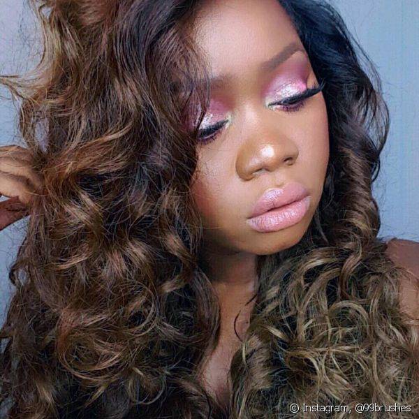 As donas de pele negra tamb?m podem apostar na maquiagem rosa monocrom?tica, com sombra rosa mais escura e batom nude (Foto: Instagram @99brushes)